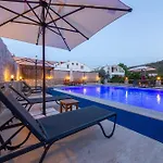 Oezguem Aparthotel 4*